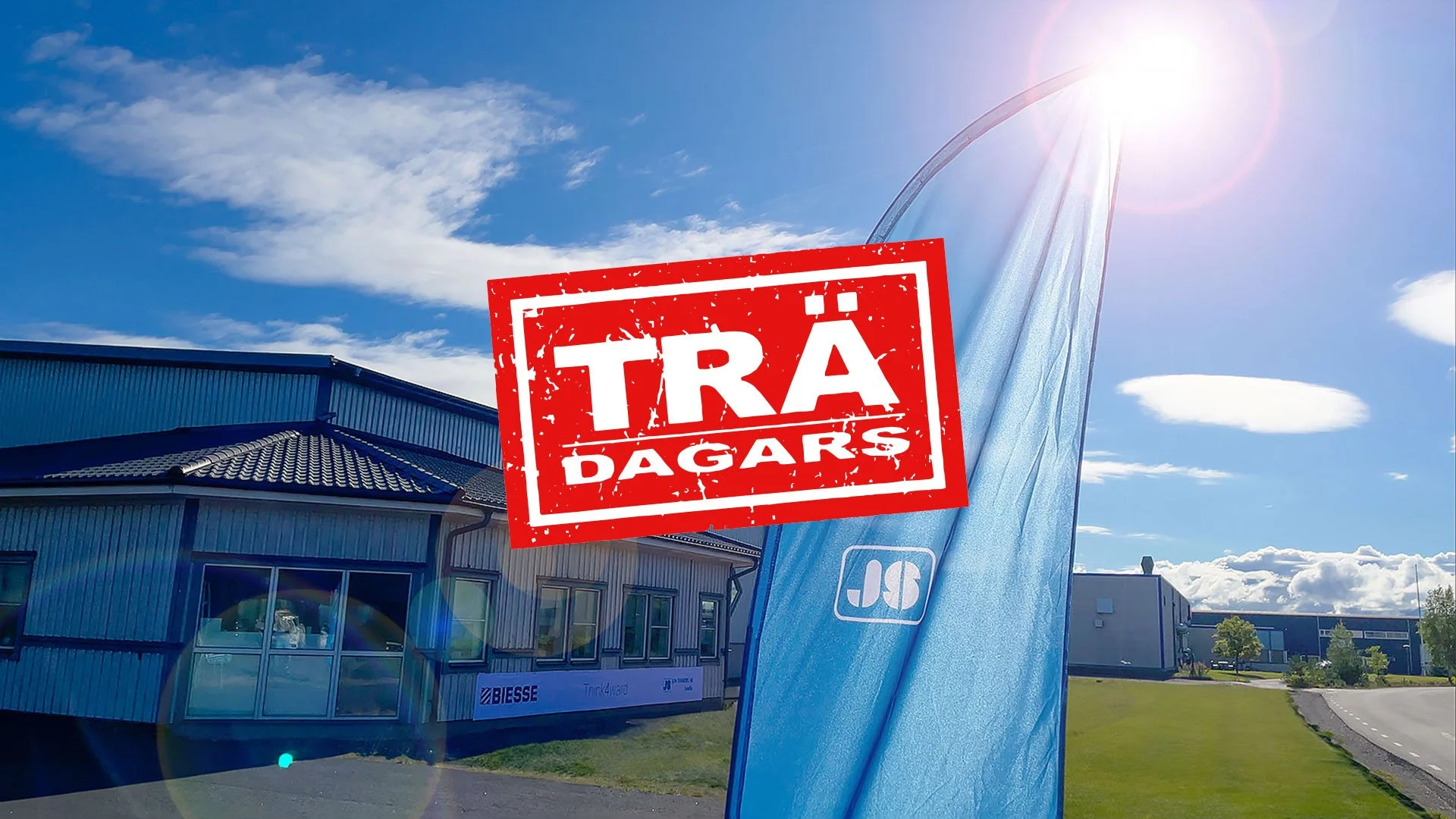 Jon Stenbergs fastighet på Hedenstorp. Beachflagga med logo i förgrunden samt Trädagars-logo.